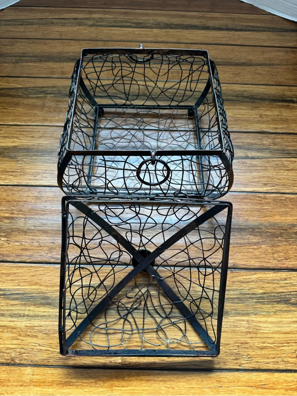 Rustic French Style Wire Metal Basket with Lid